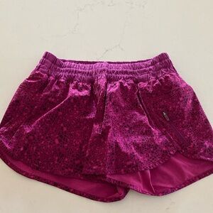 Lululemon Tracker Short III. Size 8. Pink design.